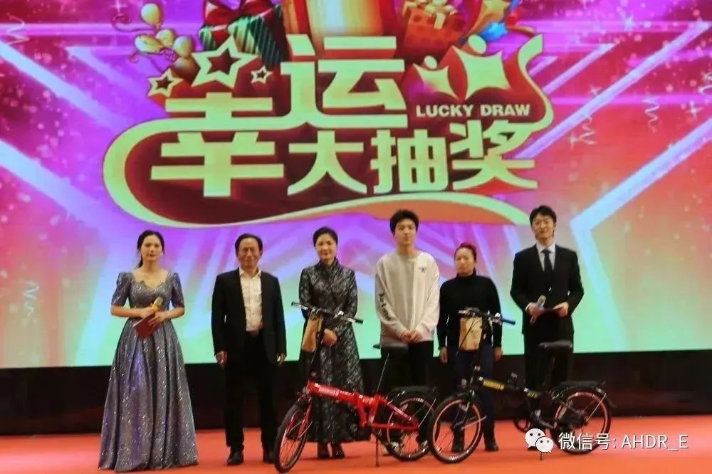 董事長王青、總經(jīng)理劉琴芳頒發(fā)一等獎