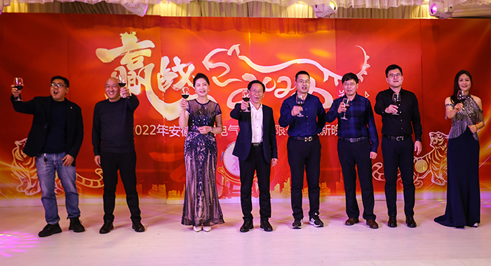 領(lǐng)導敬酒2.jpg